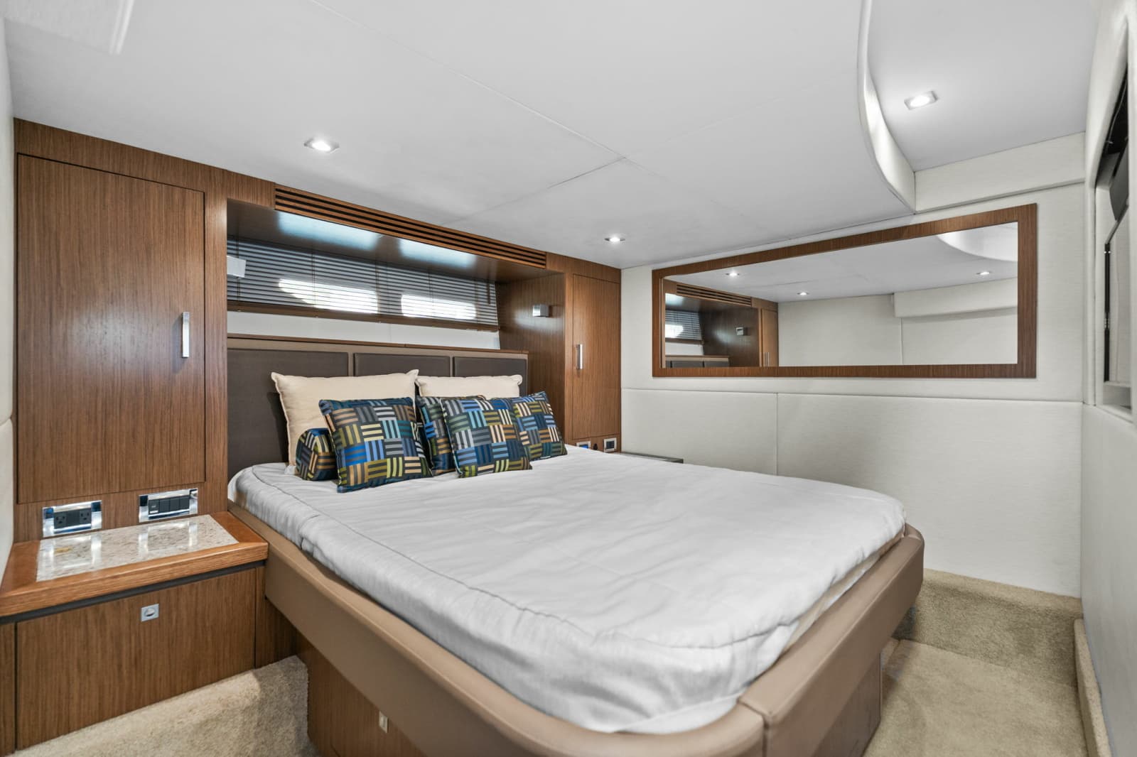 2017 Sea Ray SUNDANCER 510 - Photo 43