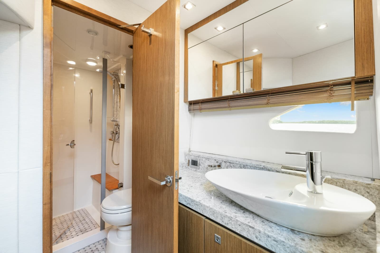 2017 Sea Ray SUNDANCER 510 - Photo 42