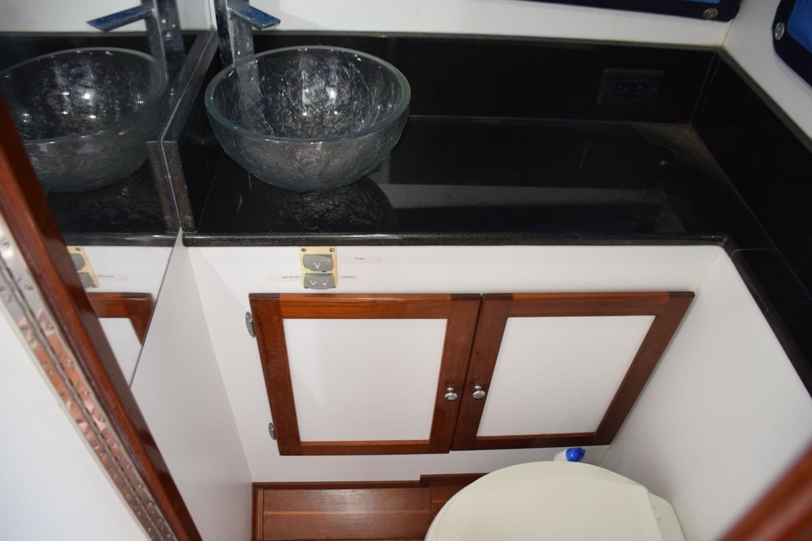 1976 Bertram Flybridge Cruiser - Photo 29