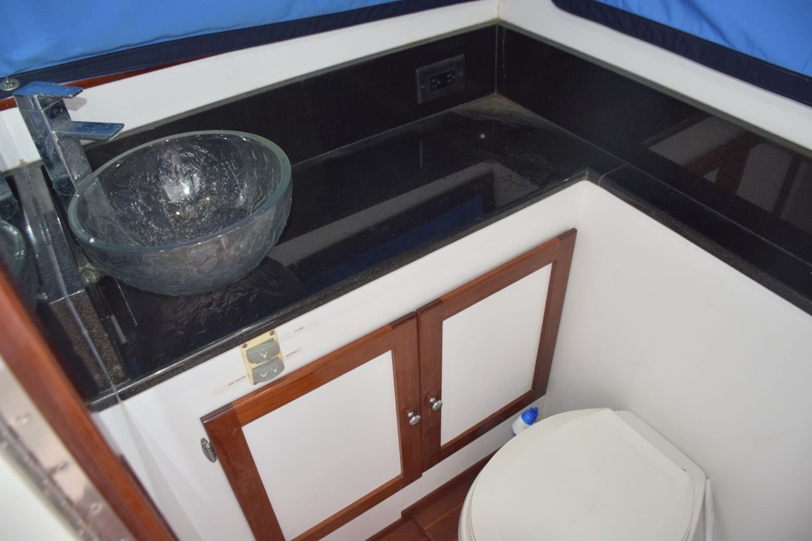 1976 Bertram Flybridge Cruiser - Photo 28