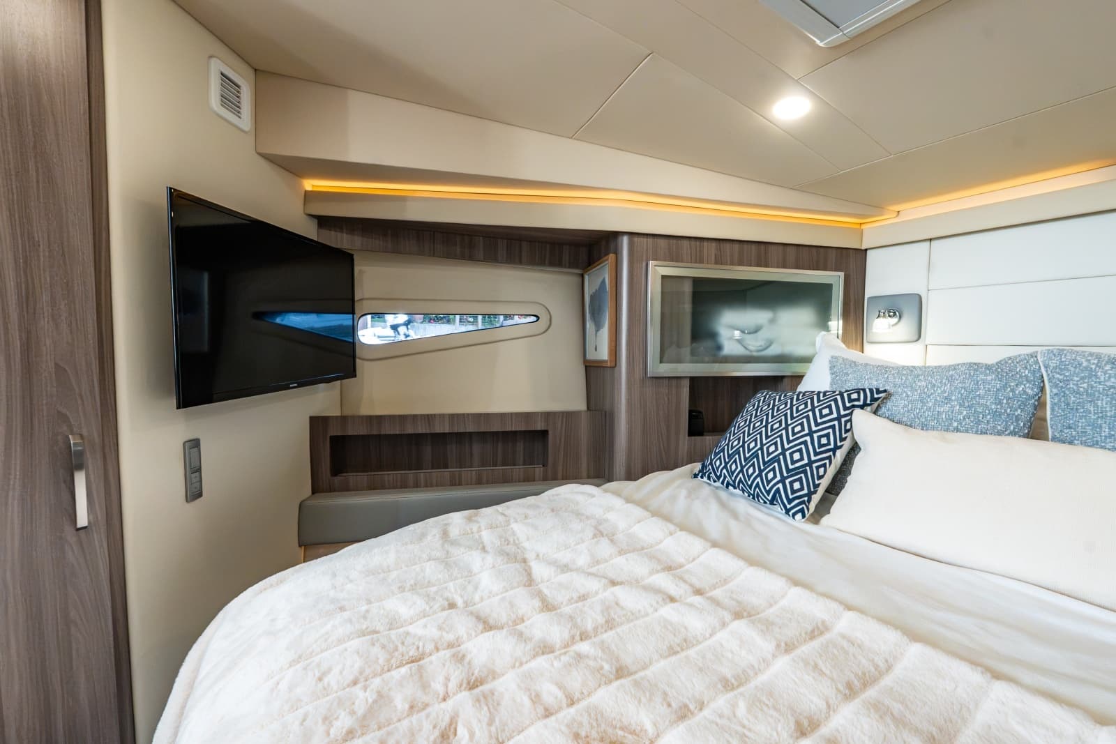 2022 Regal 42 XO - Photo 50