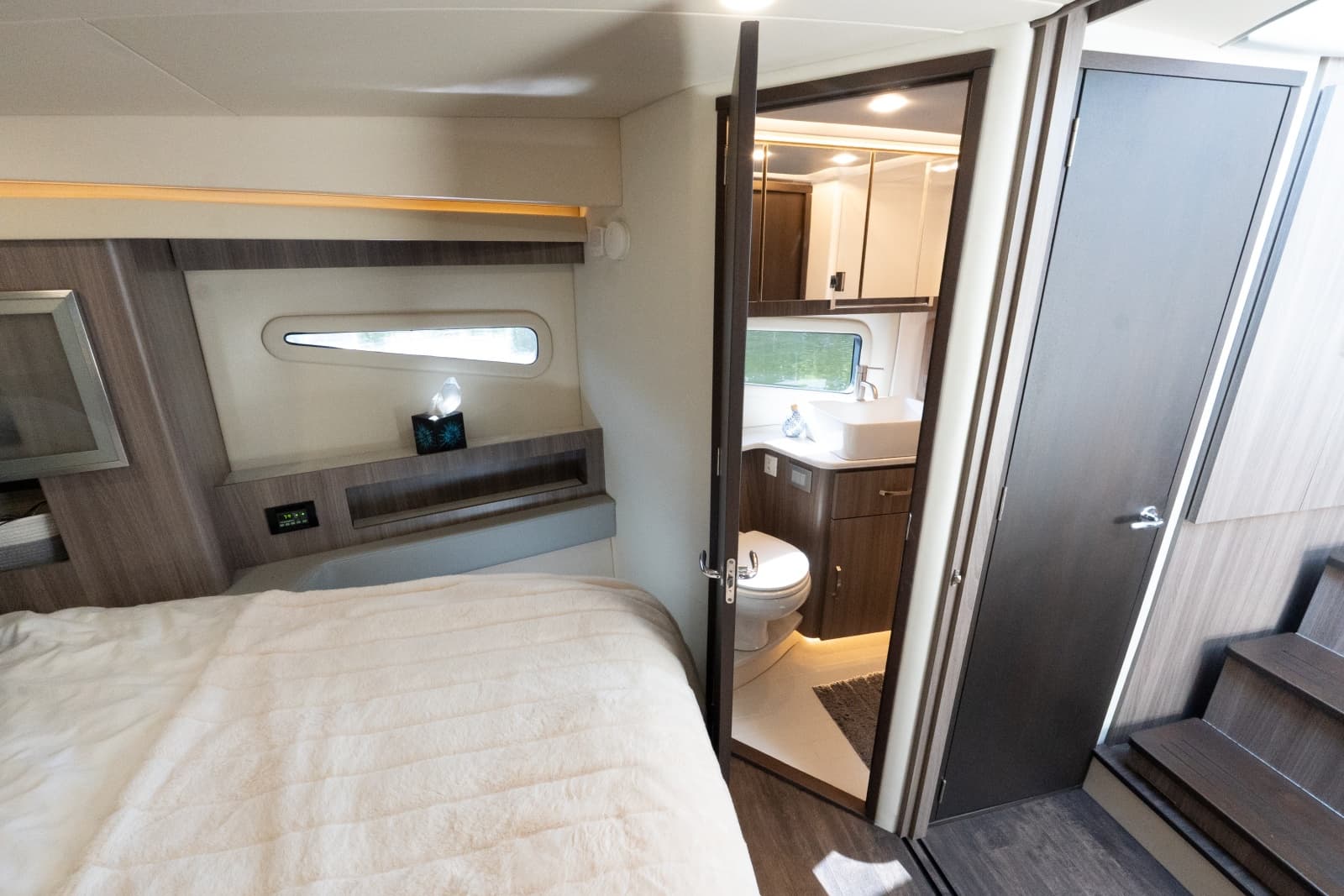 2022 Regal 42 XO - Photo 51