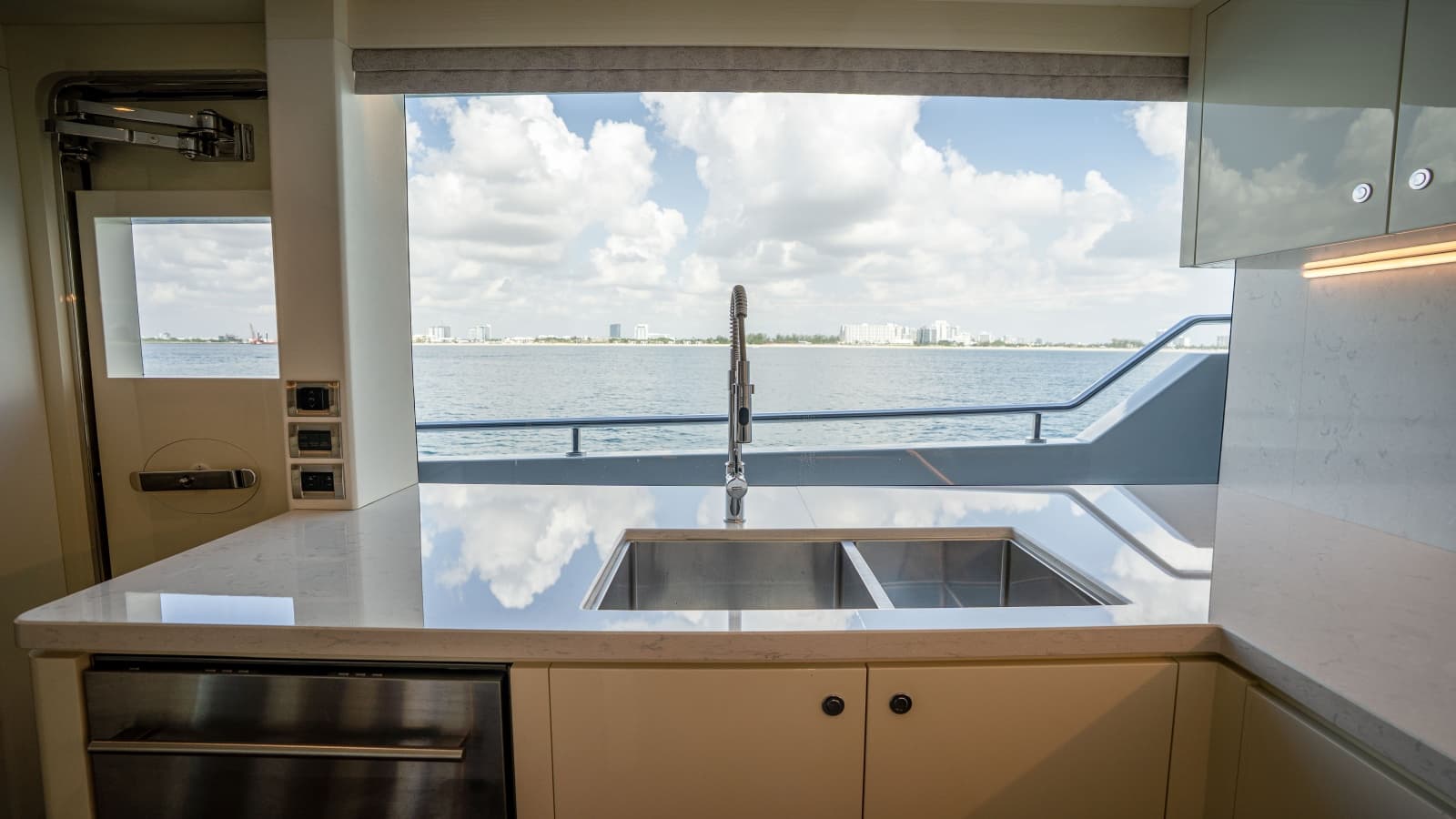 2025 Ocean Alexander 32L - Photo 53