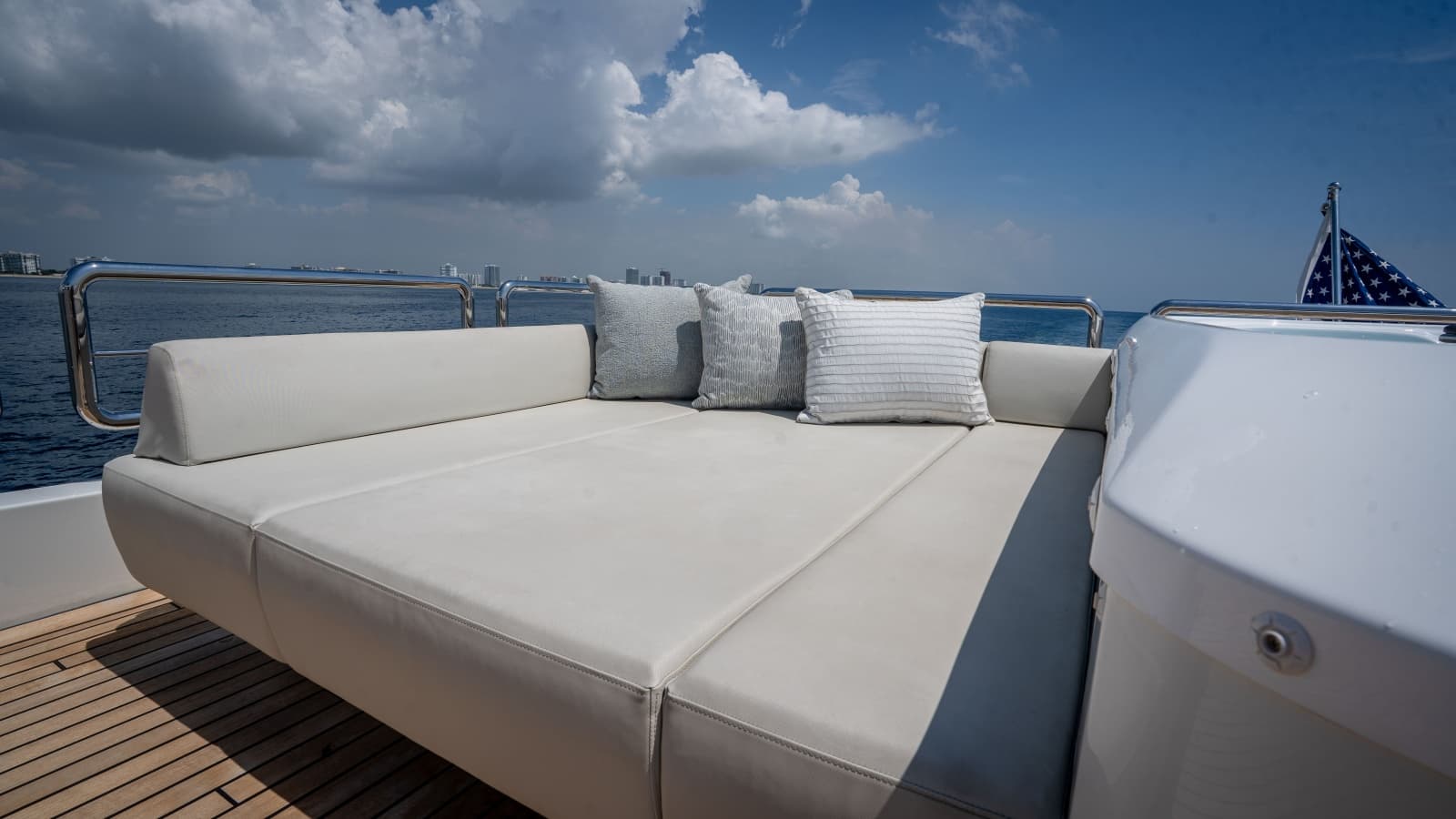 2025 Ocean Alexander 32L - Photo 18