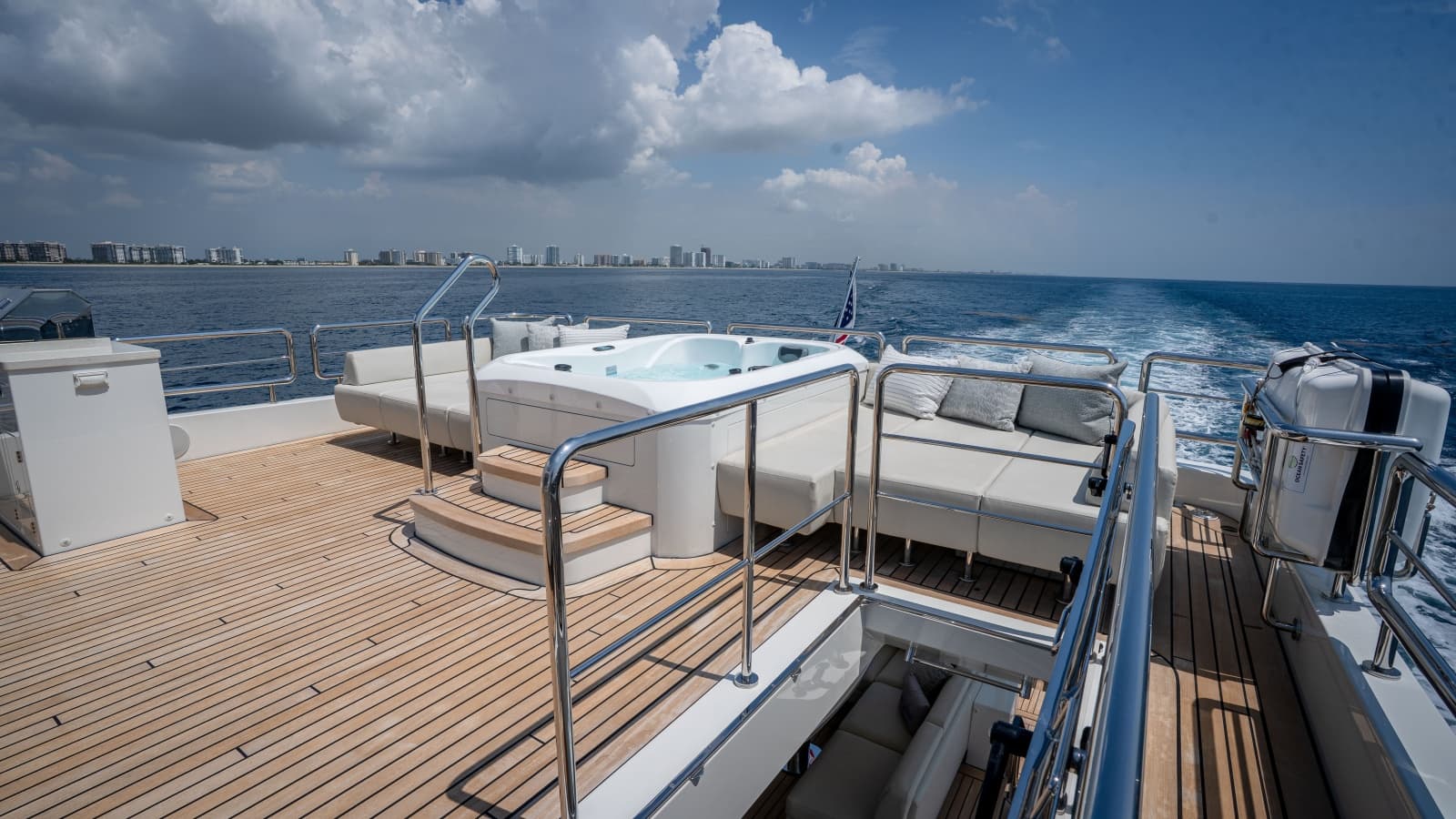 2025 Ocean Alexander 32L - Photo 15