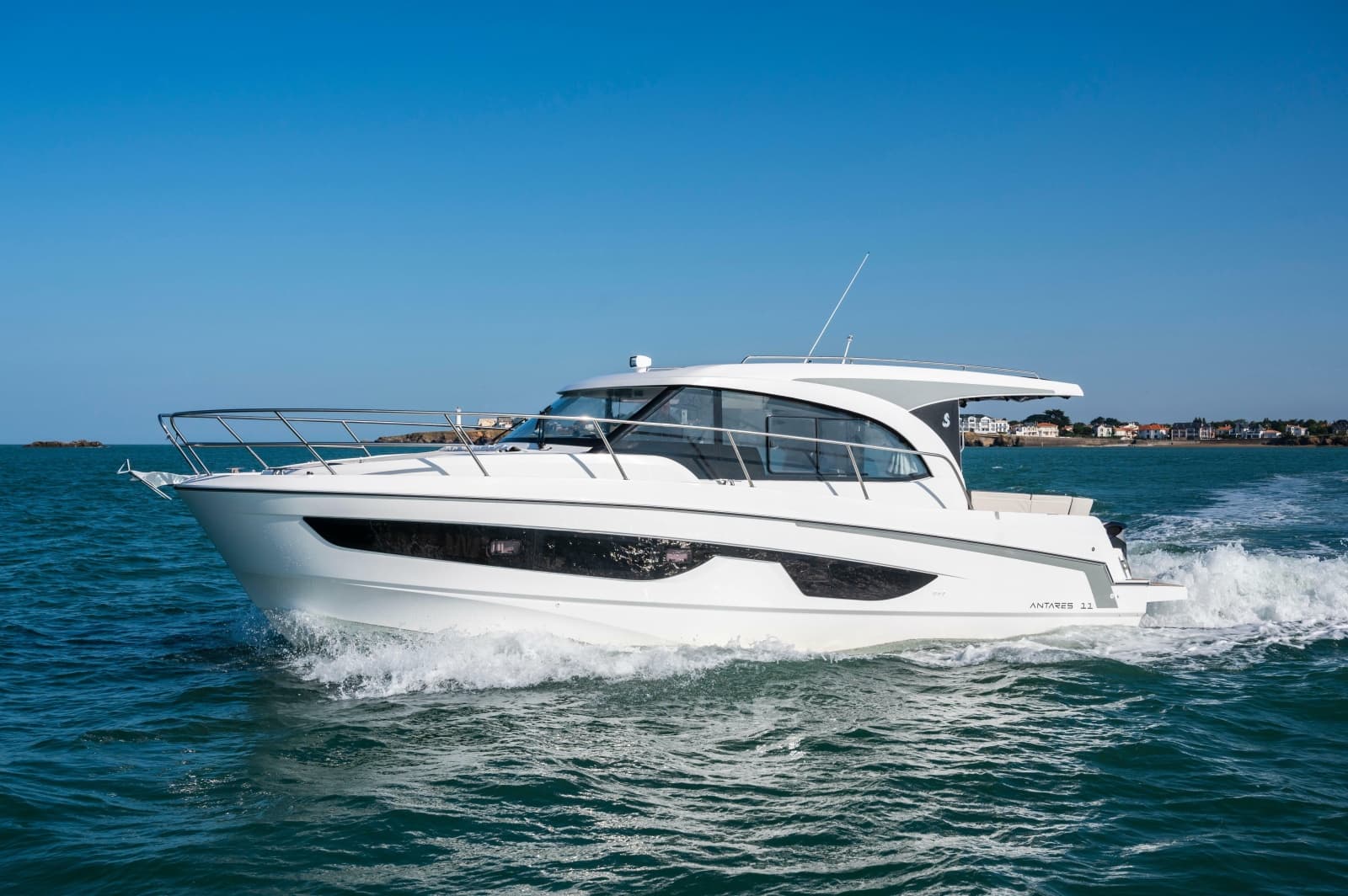 2027 Beneteau Antares 11 Coupe - Photo 2