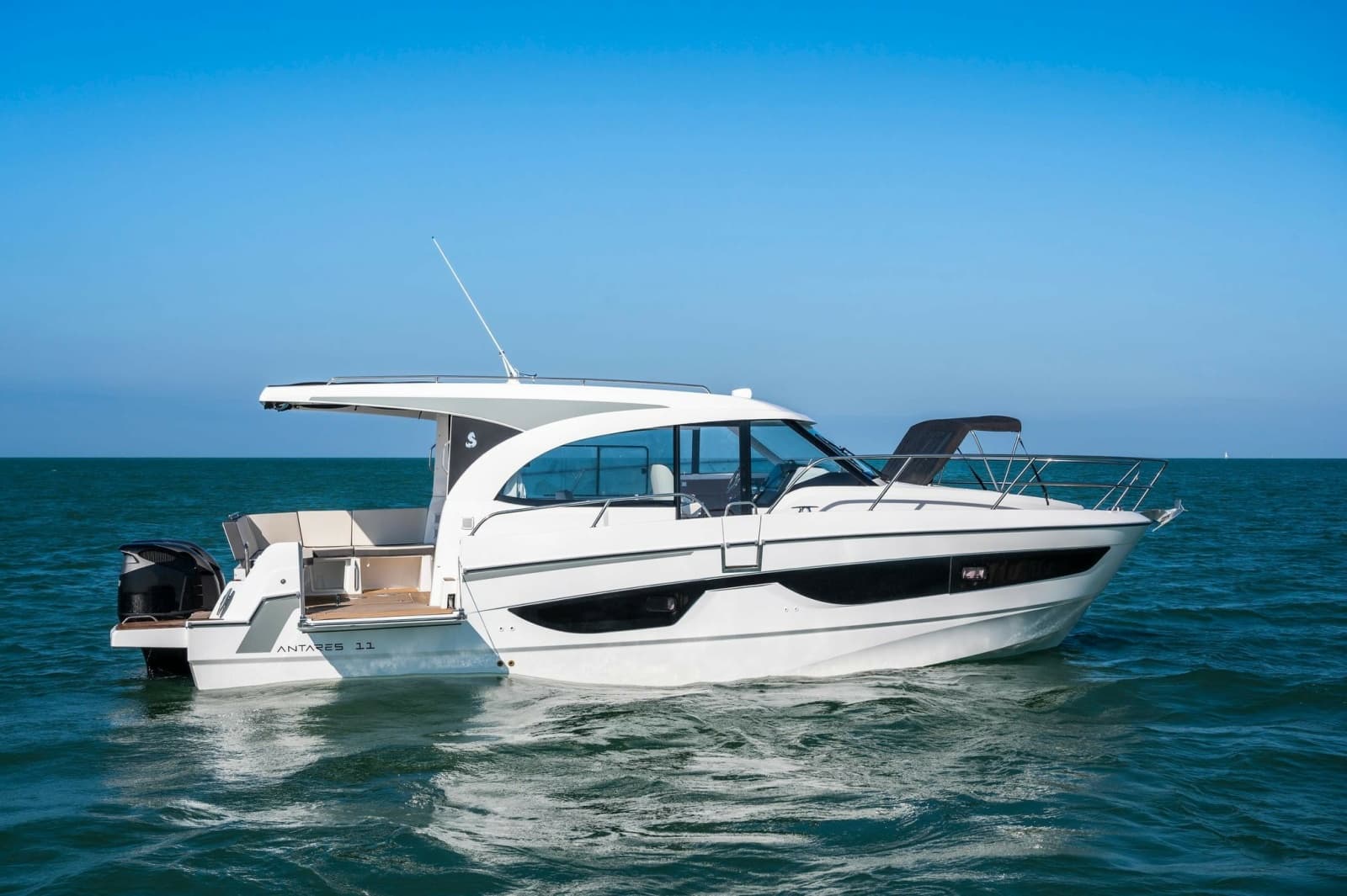 2027 Beneteau Antares 11 Coupe - Photo 1