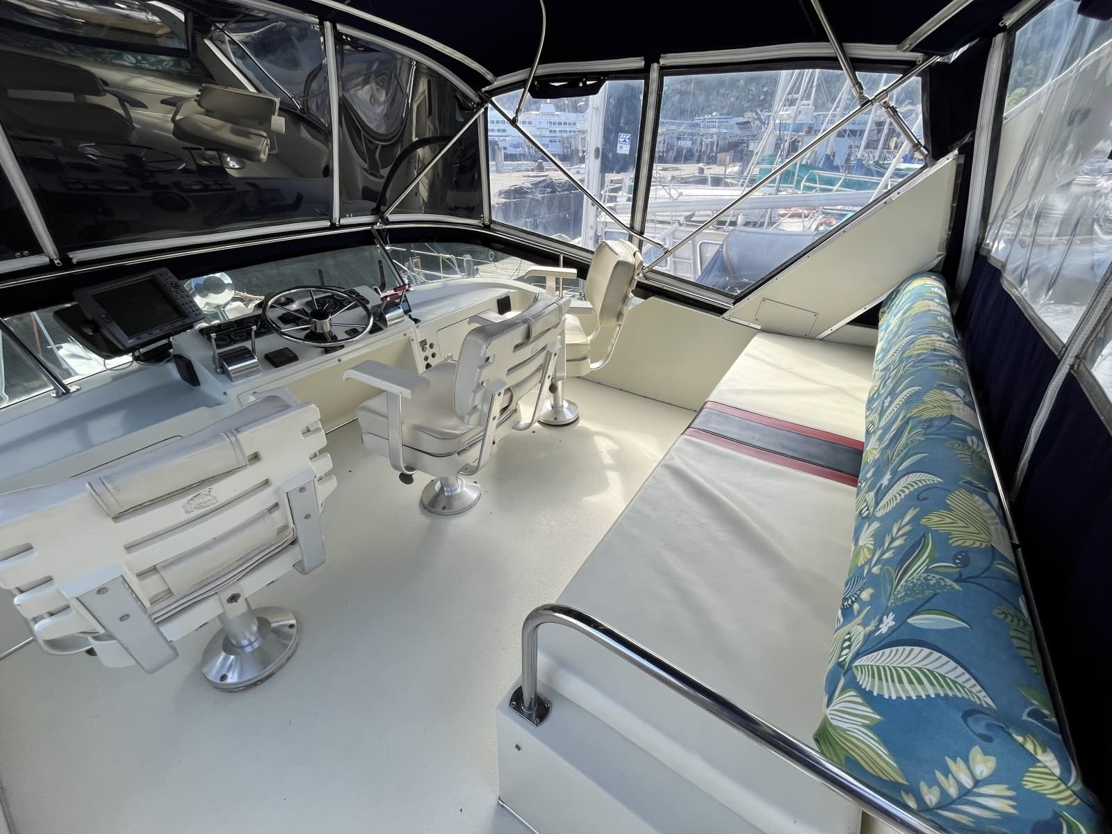 1989 Tollycraft 30' Sport Cruiser - Photo 8