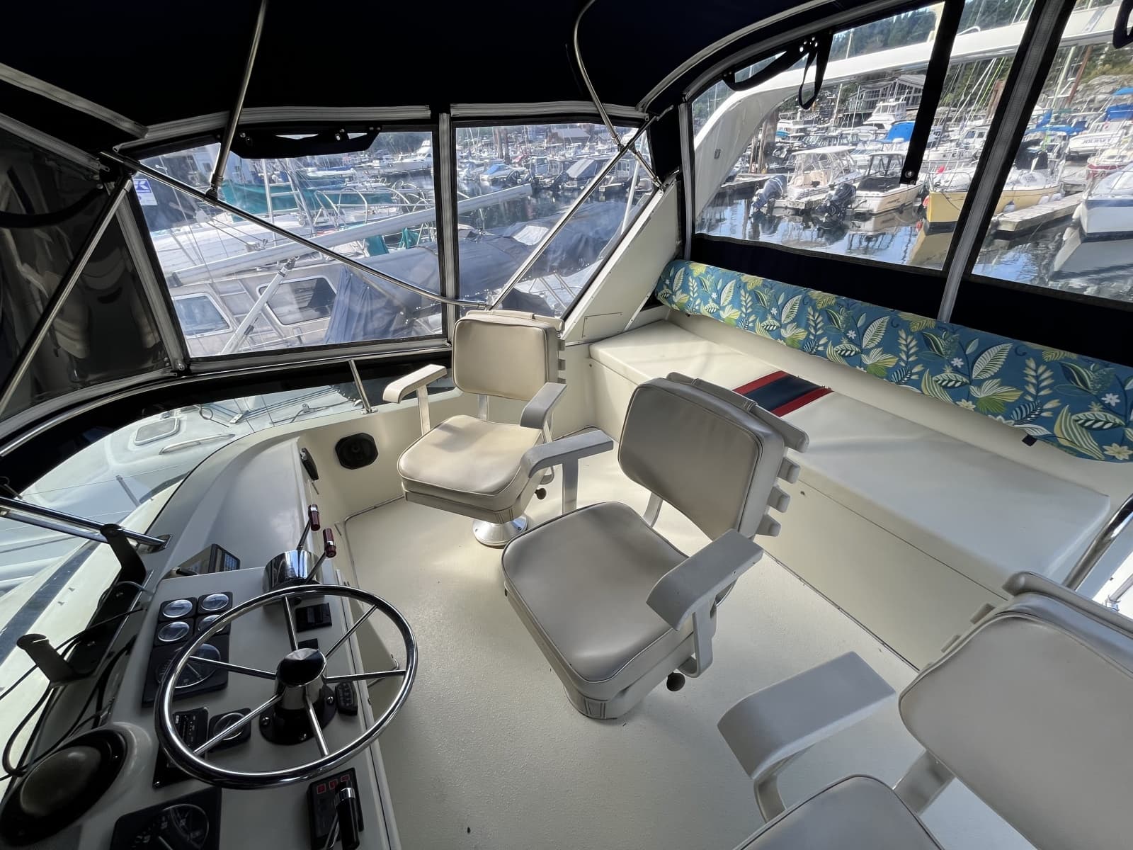 1989 Tollycraft 30' Sport Cruiser - Photo 9