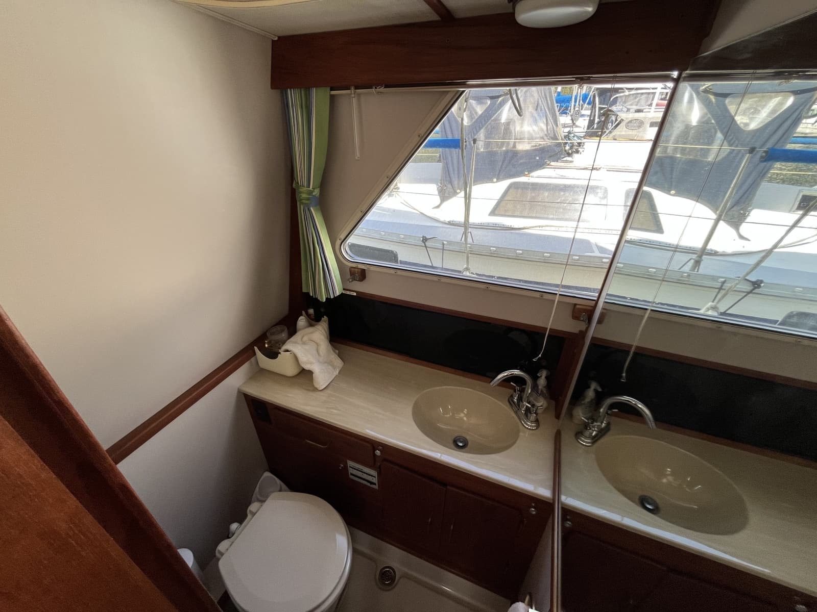 1989 Tollycraft 30' Sport Cruiser - Photo 10