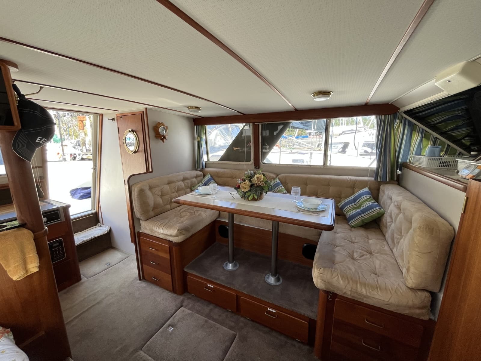 1989 Tollycraft 30' Sport Cruiser - Photo 11