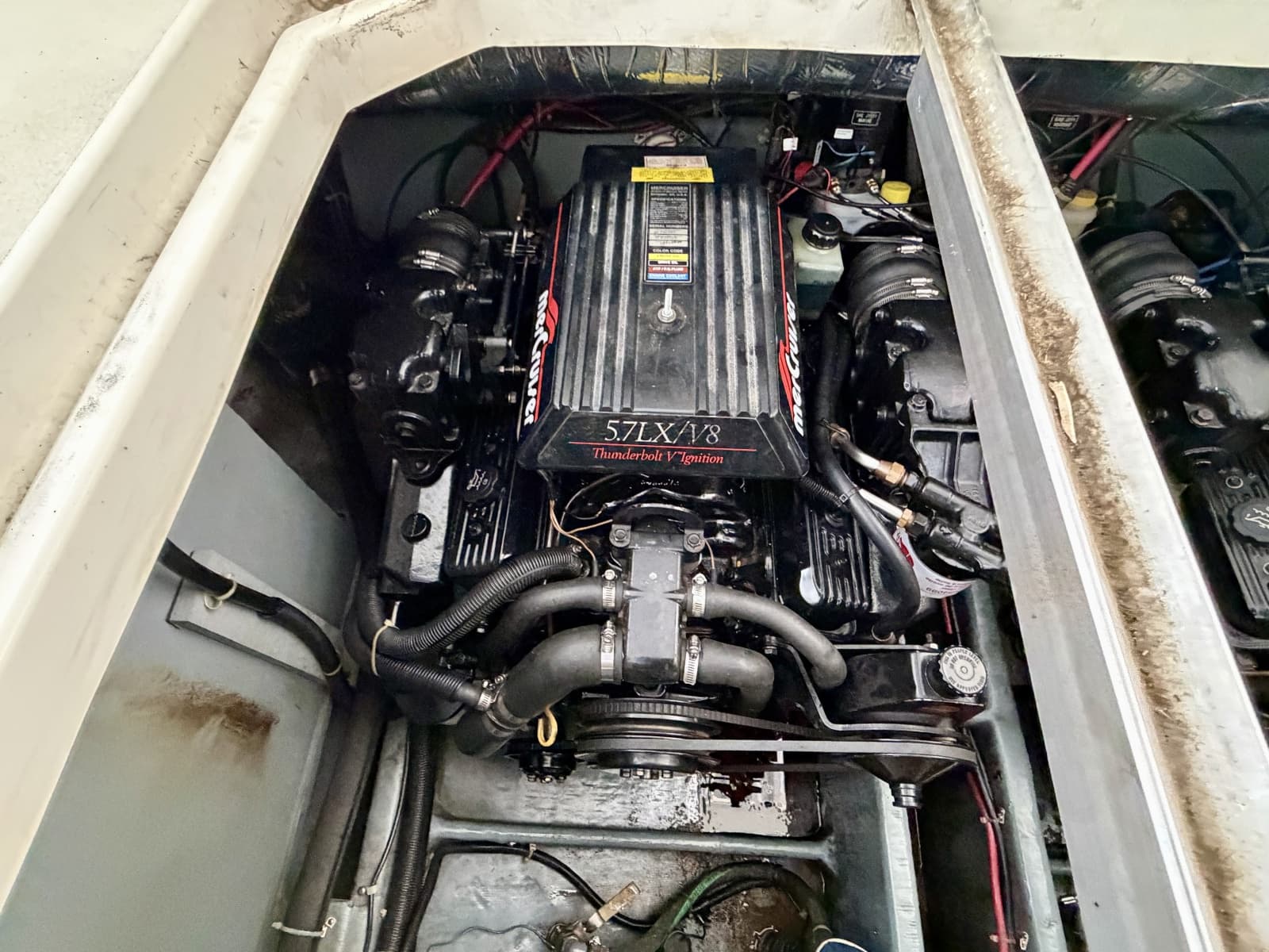 1996 Carver 310 Mid Cabin Express - Photo 112