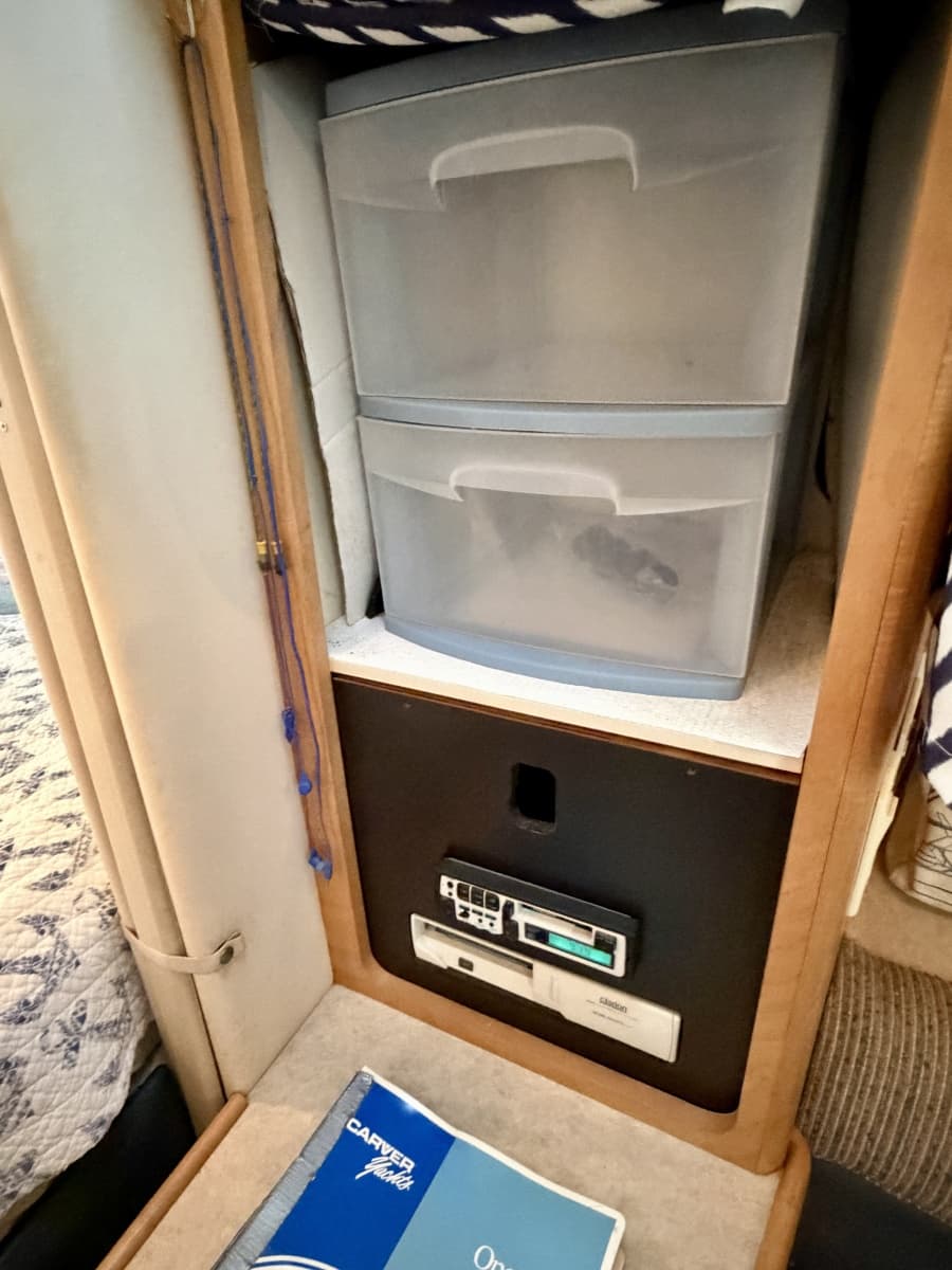 1996 Carver 310 Mid Cabin Express - Photo 77
