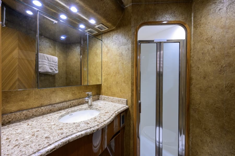 2014 Viking 70 Convertible - Photo 17