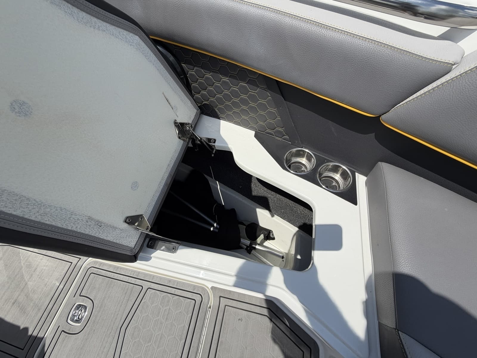 2021 Cobalt R8 Surf - Photo 17