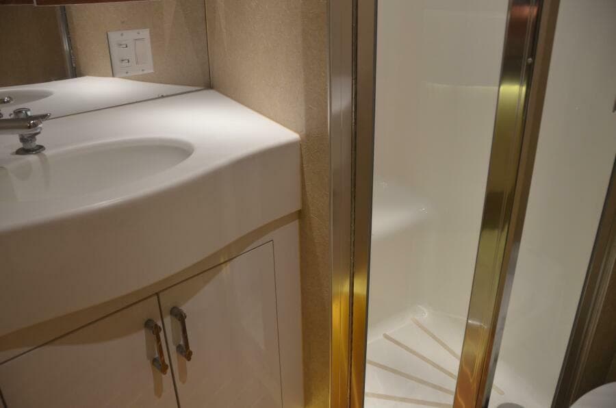 1999 Hatteras 60 Convertible - Photo 16