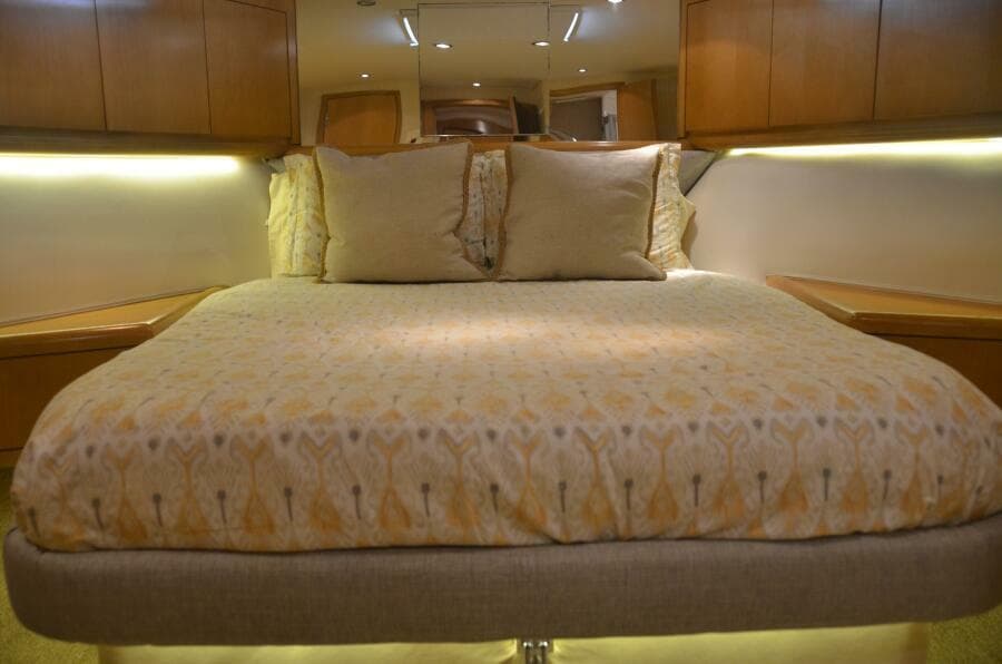 1999 Hatteras 60 Convertible - Photo 10