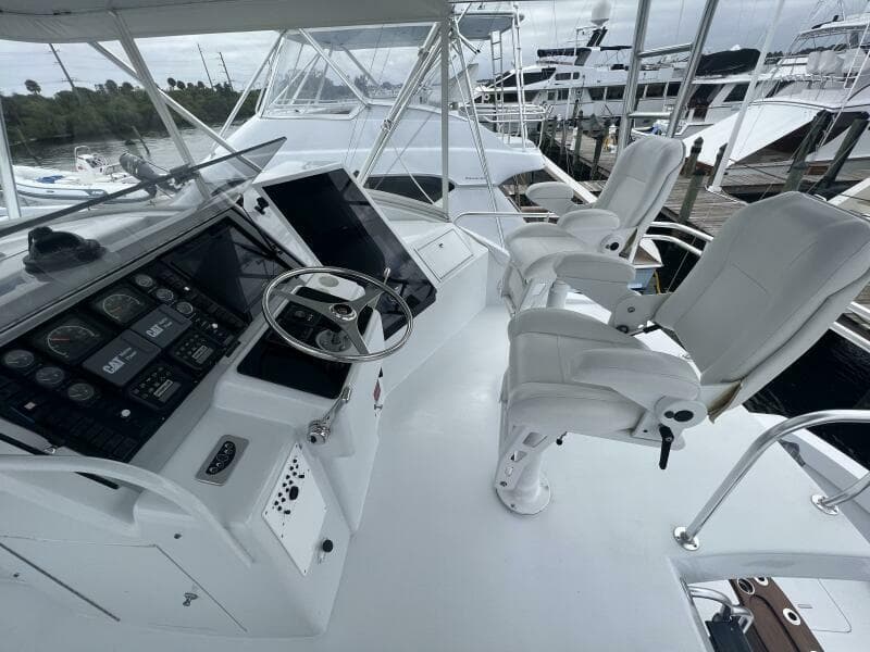 1999 Hatteras 60 Convertible - Photo 18