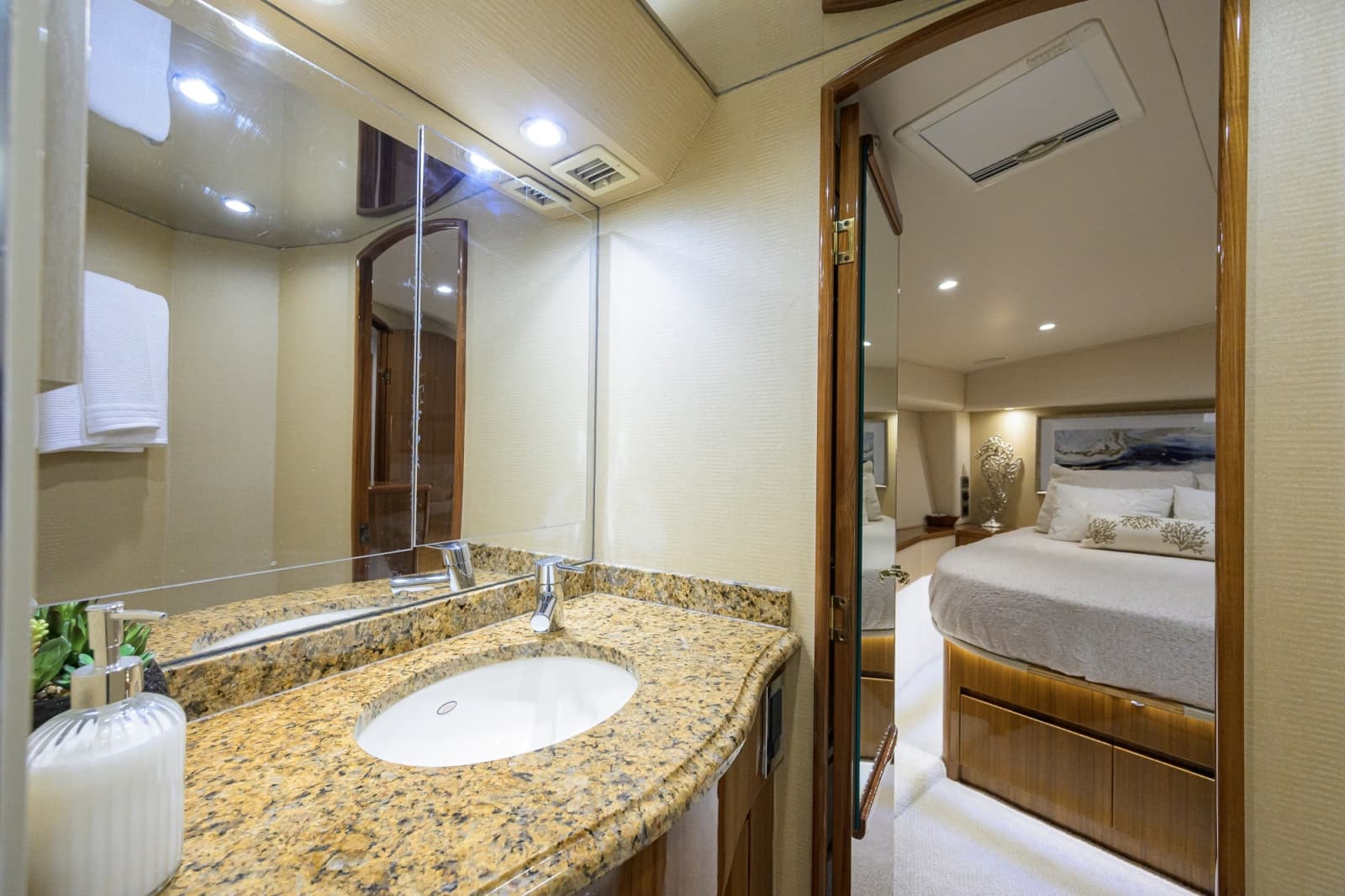 2009 Viking 50 Convertible - Photo 13