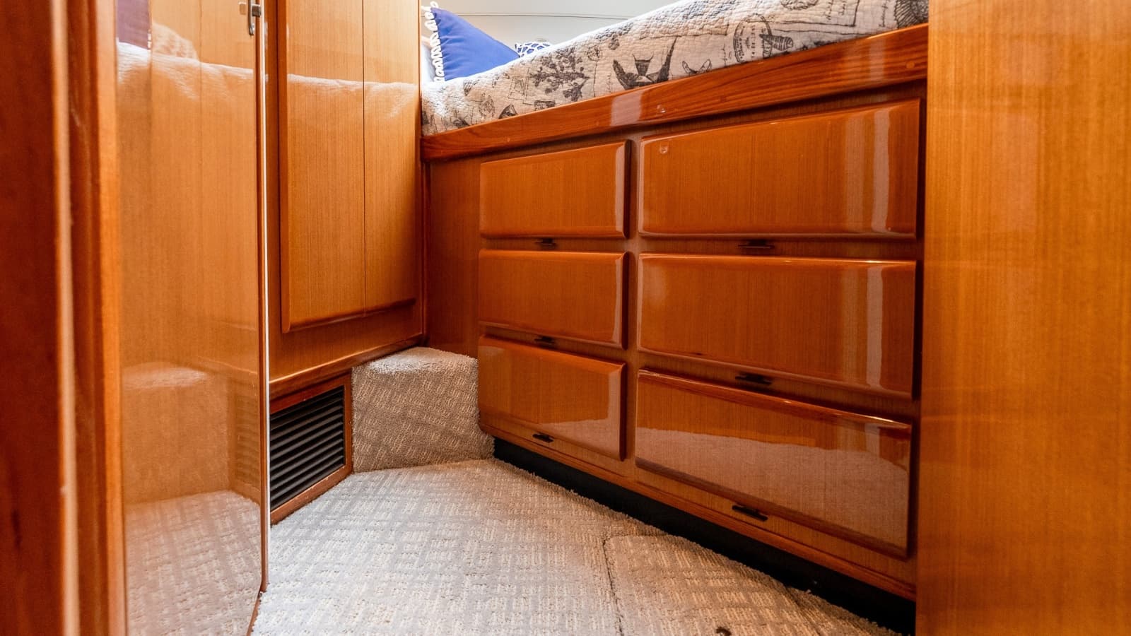 2000 Viking 50 Convertible - Photo 48