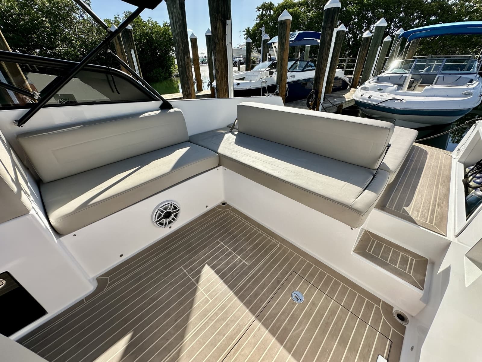 2023 VanDutch 32 - Photo 4