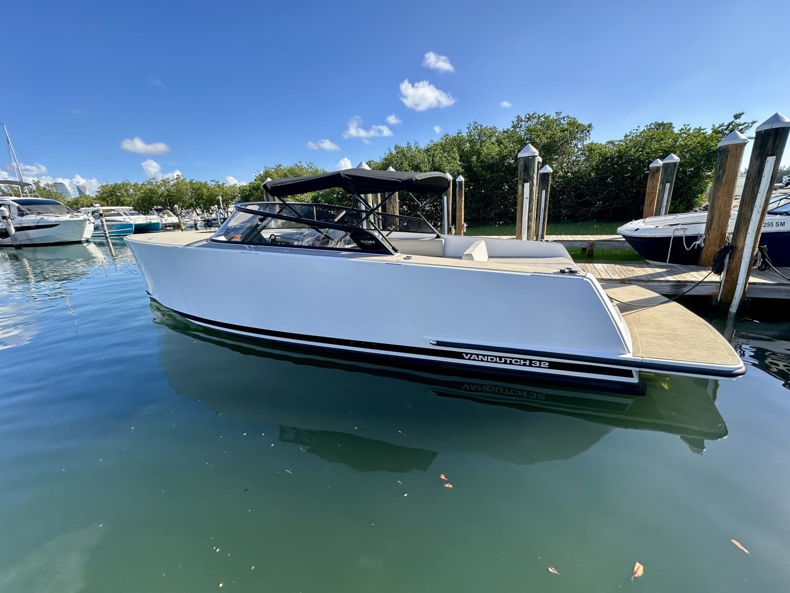 2023 VanDutch 32 - Photo 20