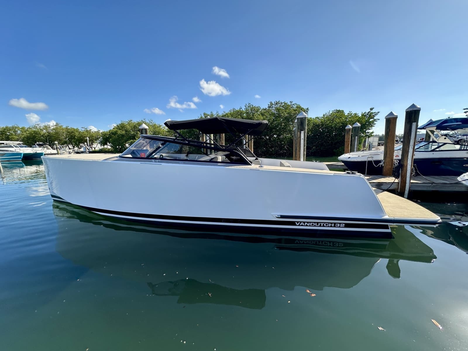 2023 VanDutch 32 - Photo 21
