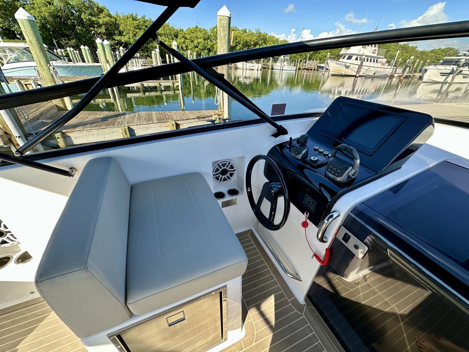 2023 VanDutch 32 - Photo 8