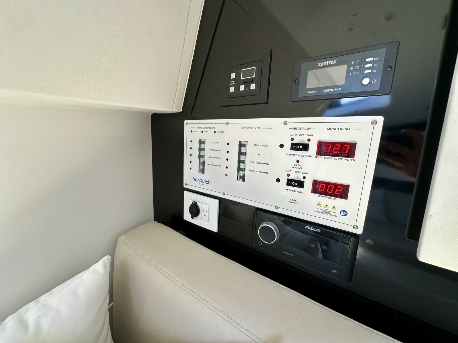 2023 VanDutch 32 - Photo 14