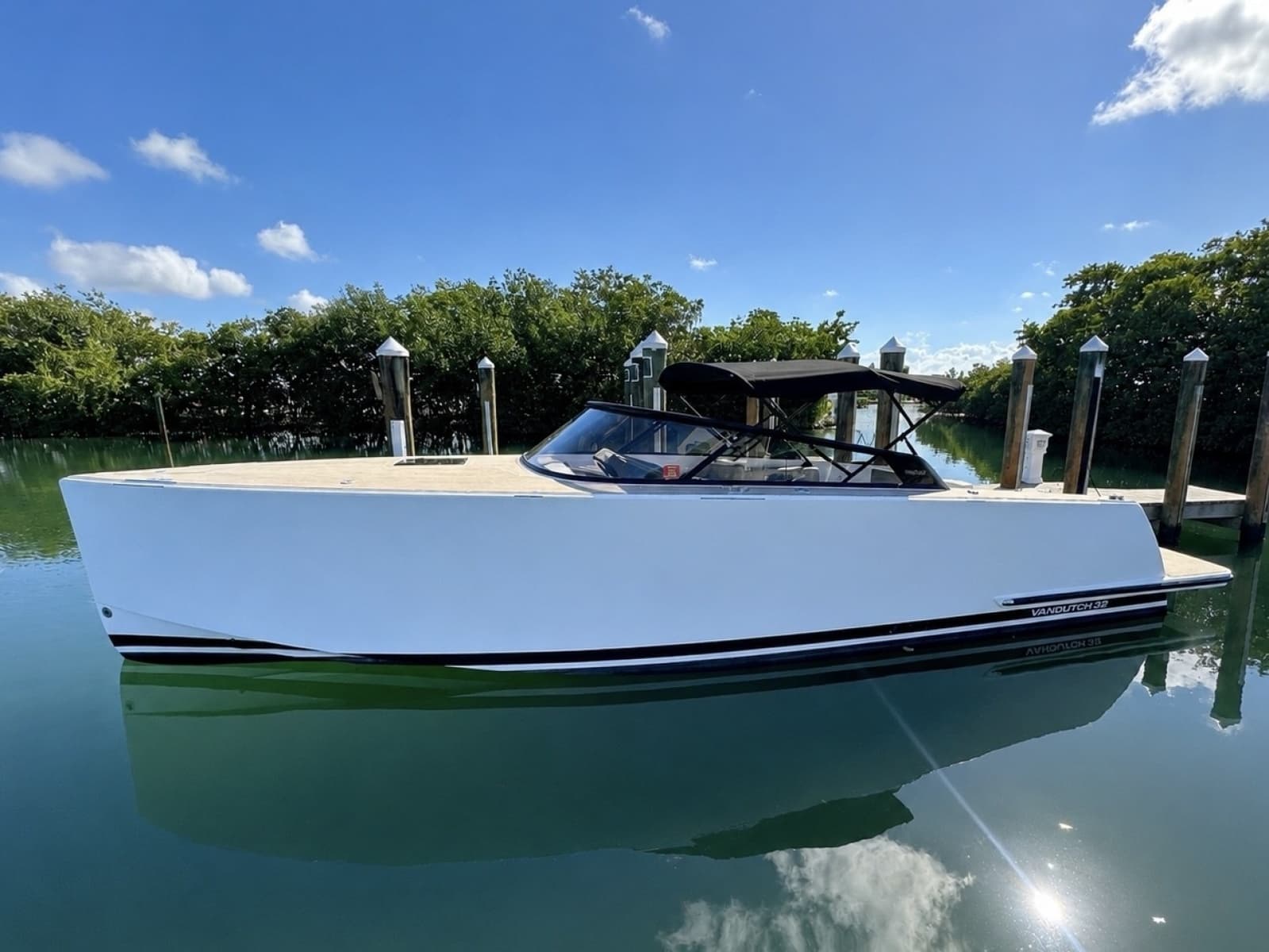 2023 VanDutch 32 - Photo 1