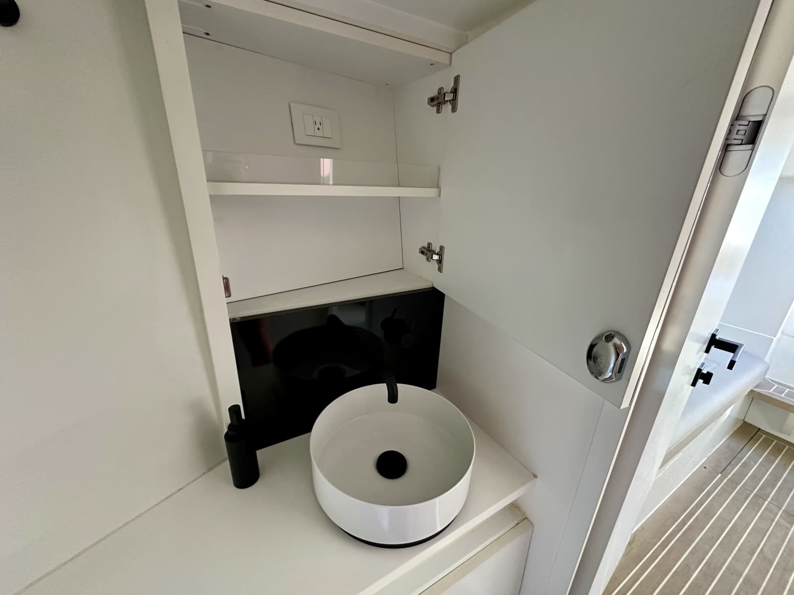 2023 VanDutch 32 - Photo 18