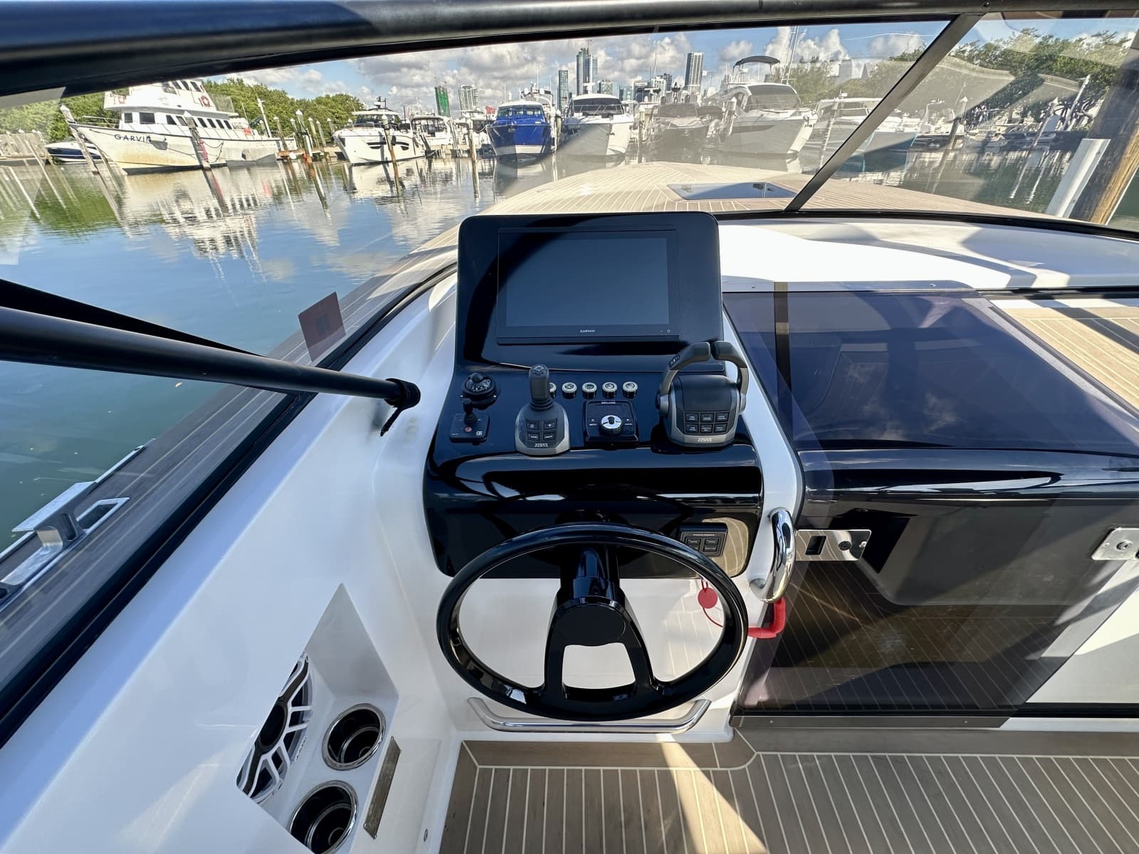 2023 VanDutch 32 - Photo 9