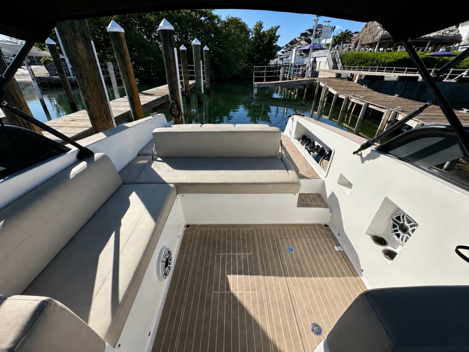 2023 VanDutch 32 - Photo 3