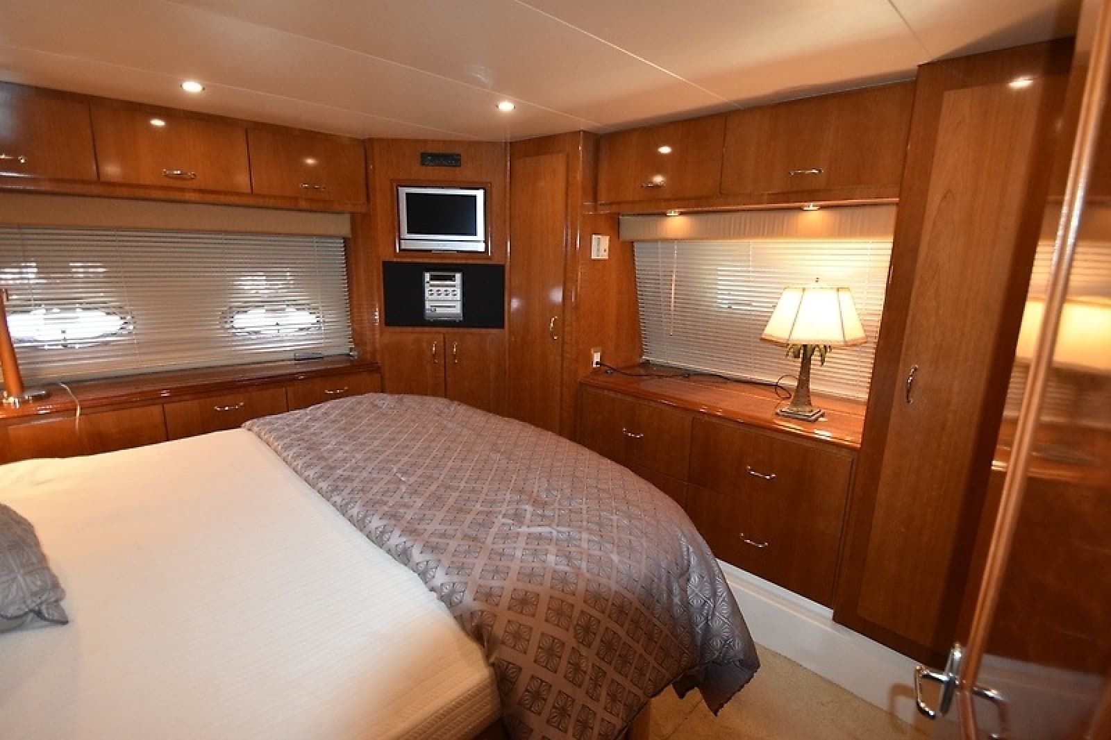 2004 Carver 466 Motor Yacht - Photo 45