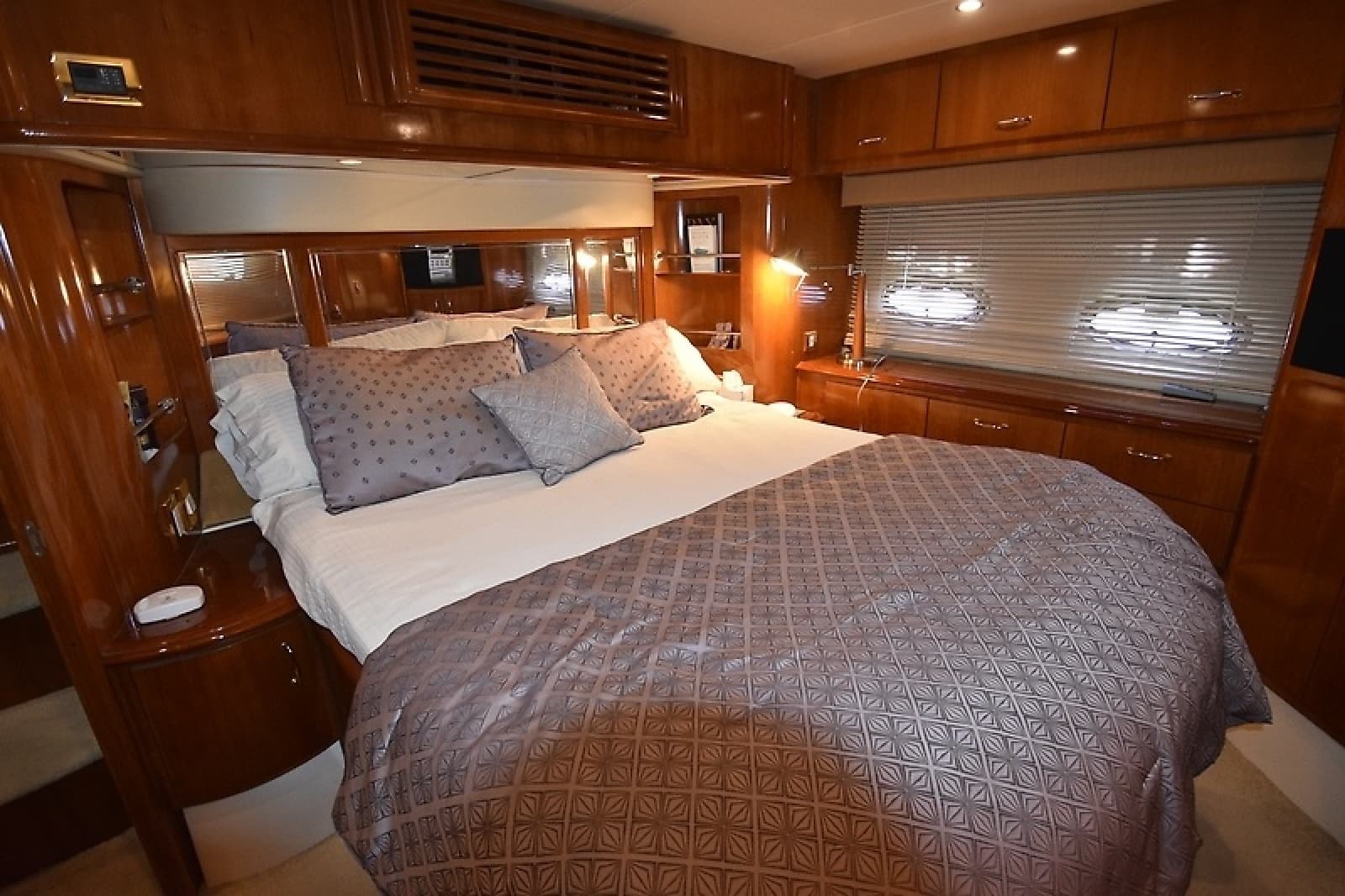 2004 Carver 466 Motor Yacht - Photo 46