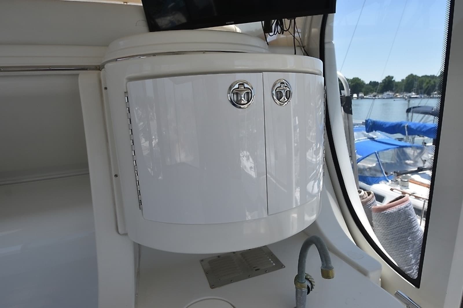 2004 Carver 466 Motor Yacht - Photo 10