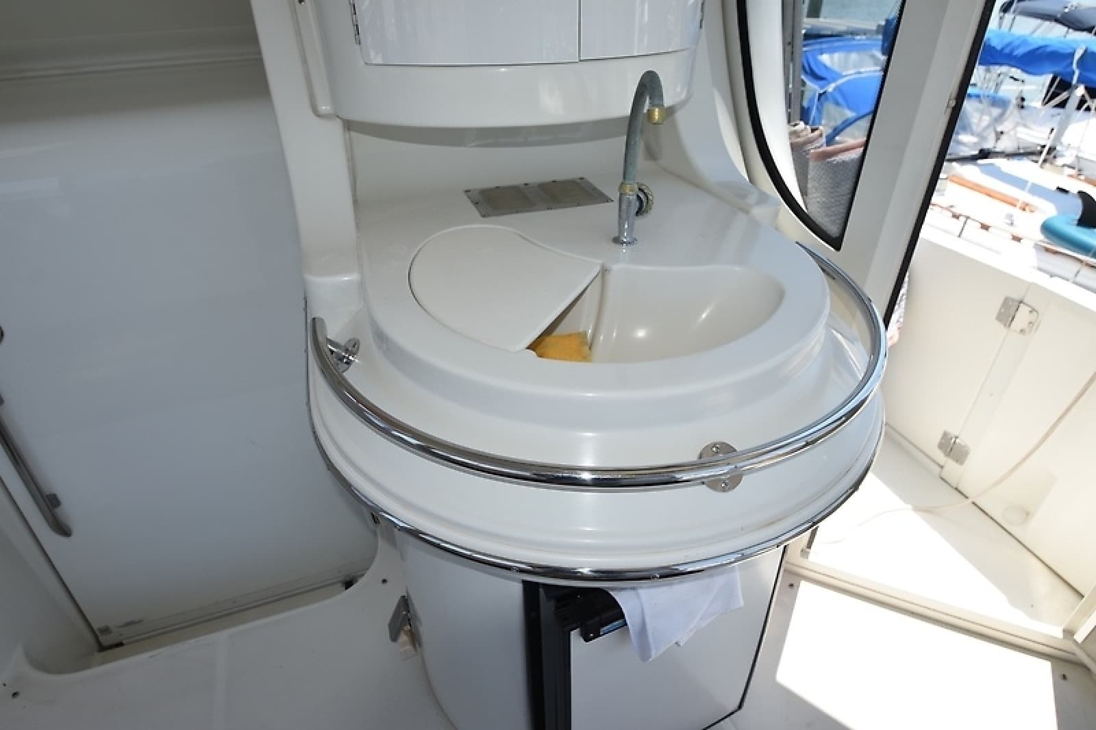 2004 Carver 466 Motor Yacht - Photo 11