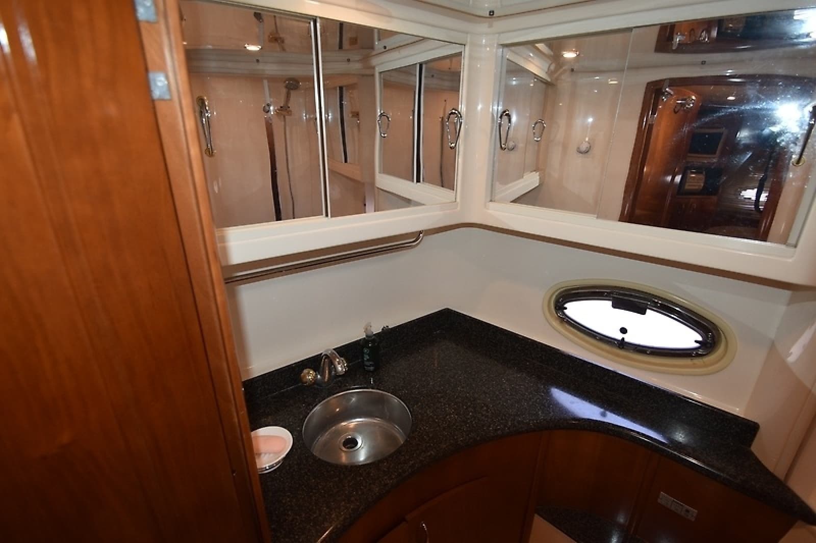 2004 Carver 466 Motor Yacht - Photo 54