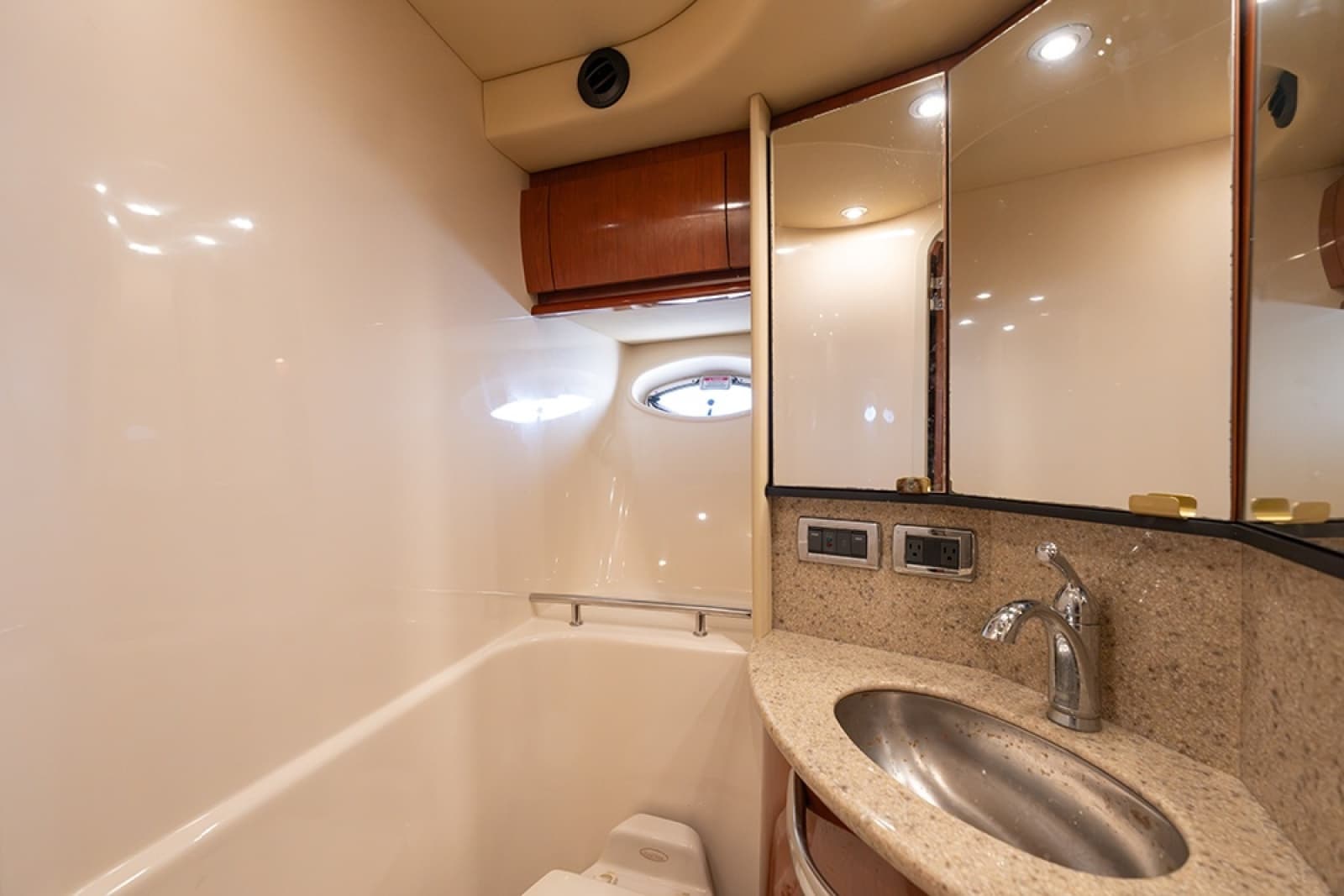 2003 Sea Ray 420 Sundancer - Photo 29