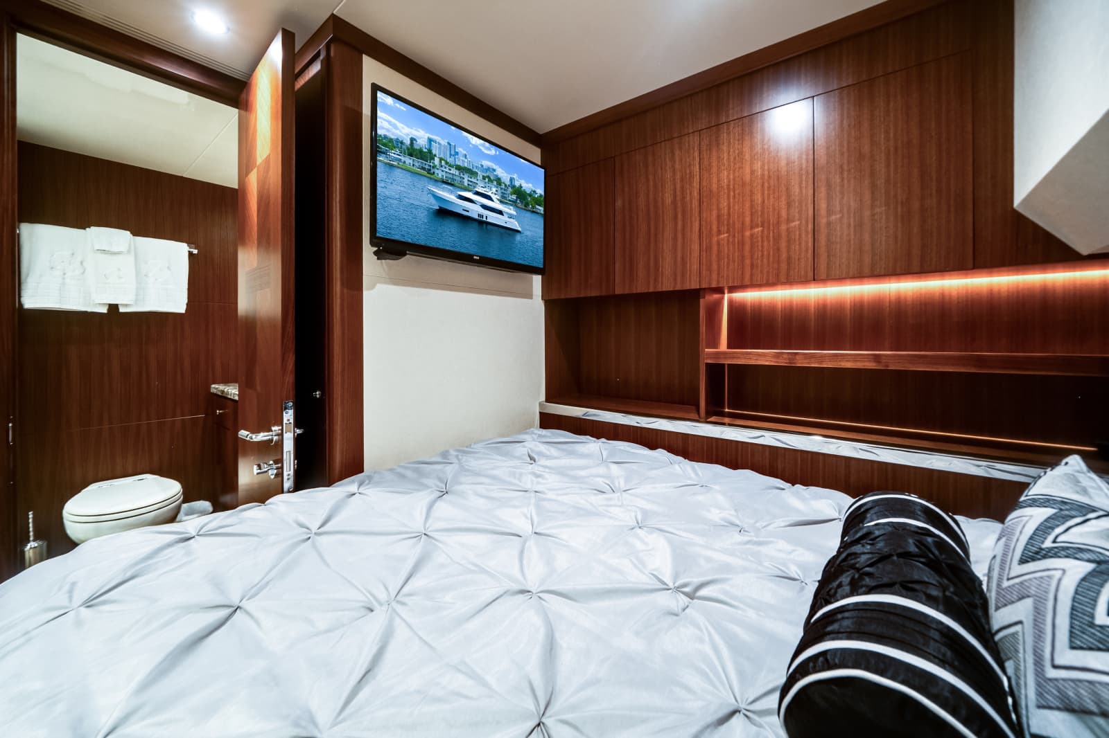 2016 Ocean Alexander 90 SKY LOUNGE - Photo 38