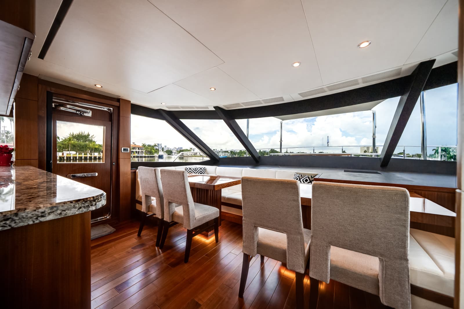 2016 Ocean Alexander 90 SKY LOUNGE - Photo 26