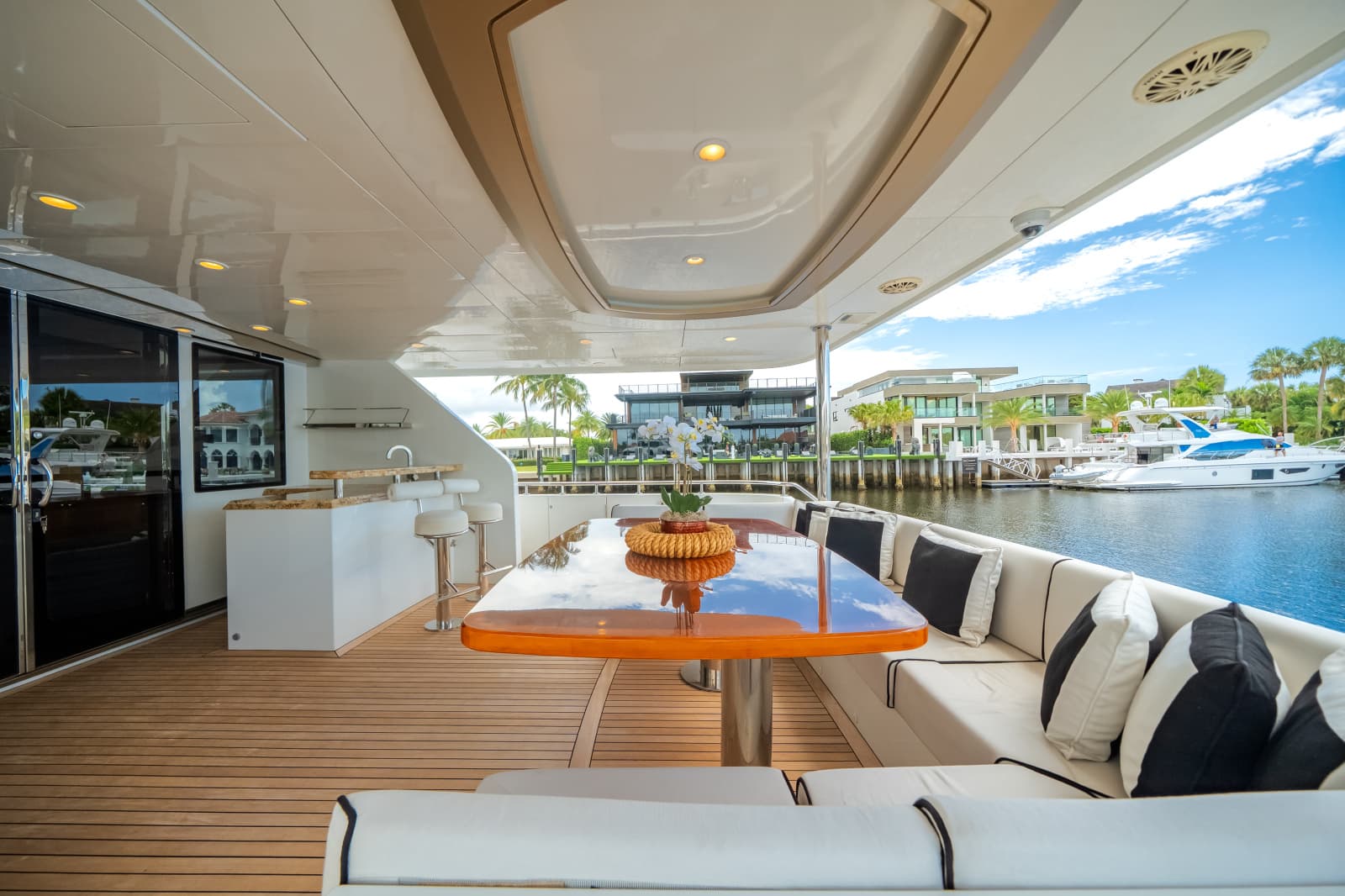 2016 Ocean Alexander 90 SKY LOUNGE - Photo 11
