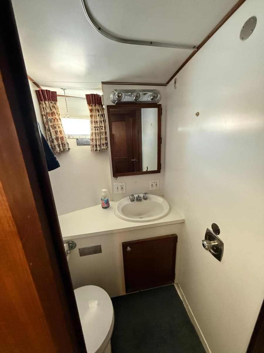1978 Hatteras 53 Convertible - Photo 32
