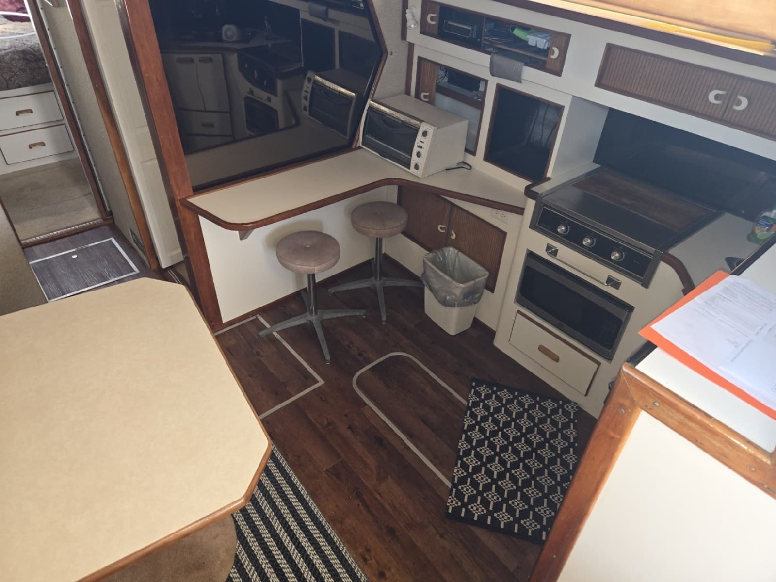 1991 Sea Ray 390 Express - Photo 10