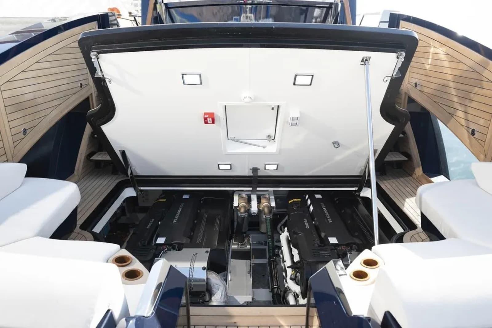 2023 Lazzara Yachts  - Photo 12