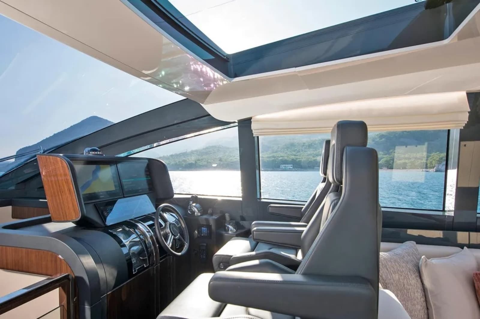 2023 Lazzara Yachts  - Photo 15