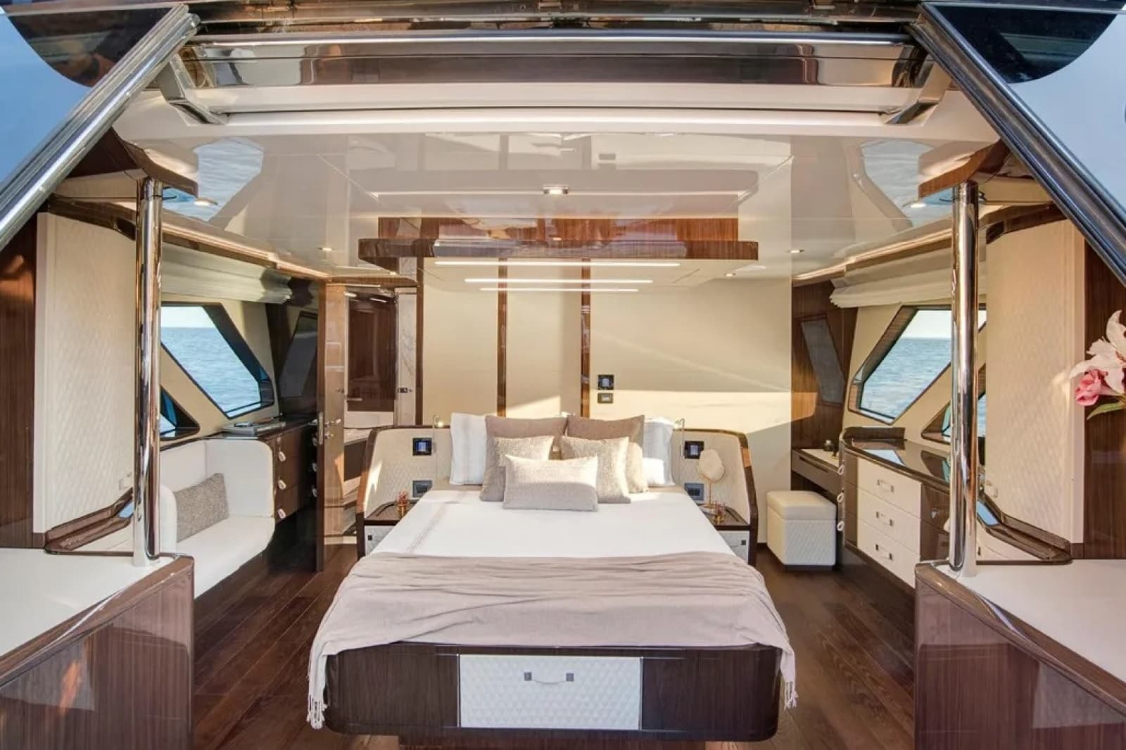 2023 Lazzara Yachts  - Photo 20