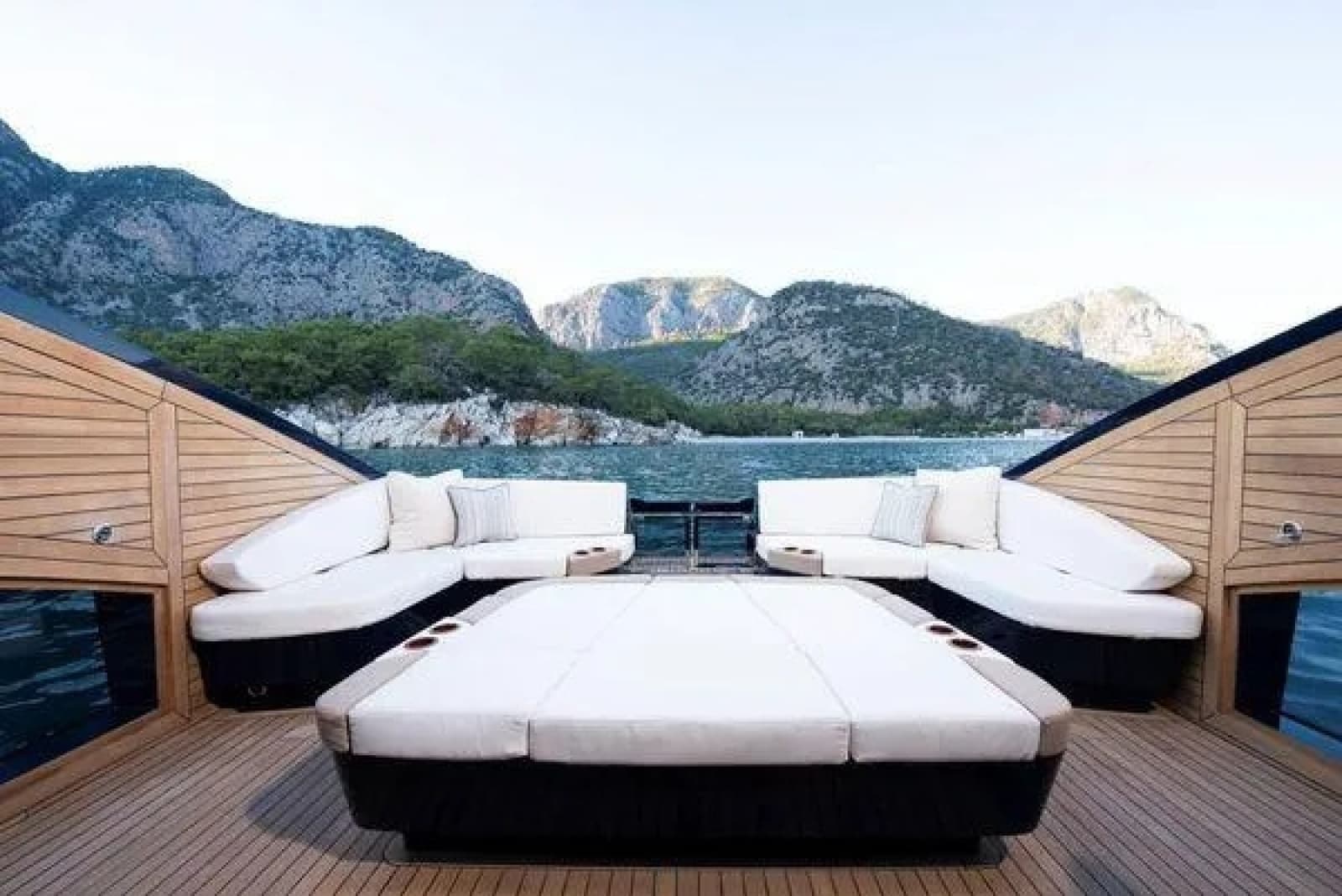 2023 Lazzara Yachts  - Photo 7
