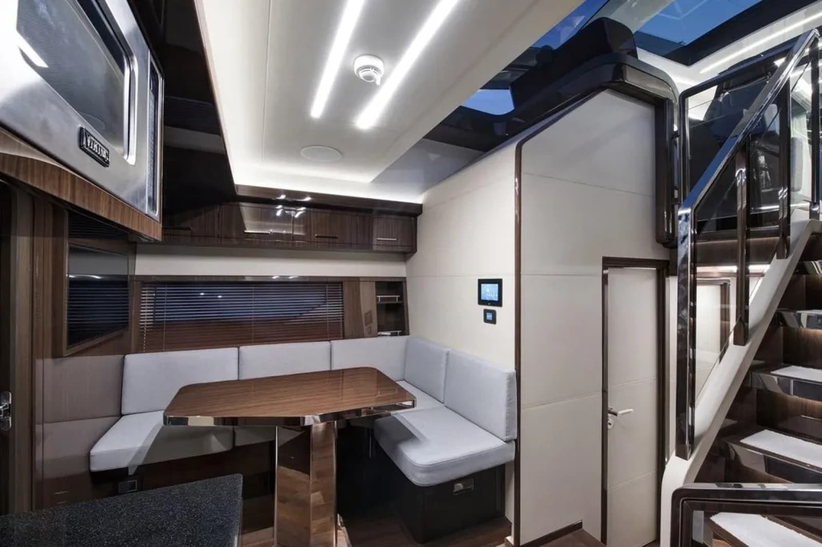 2023 Lazzara Yachts  - Photo 18