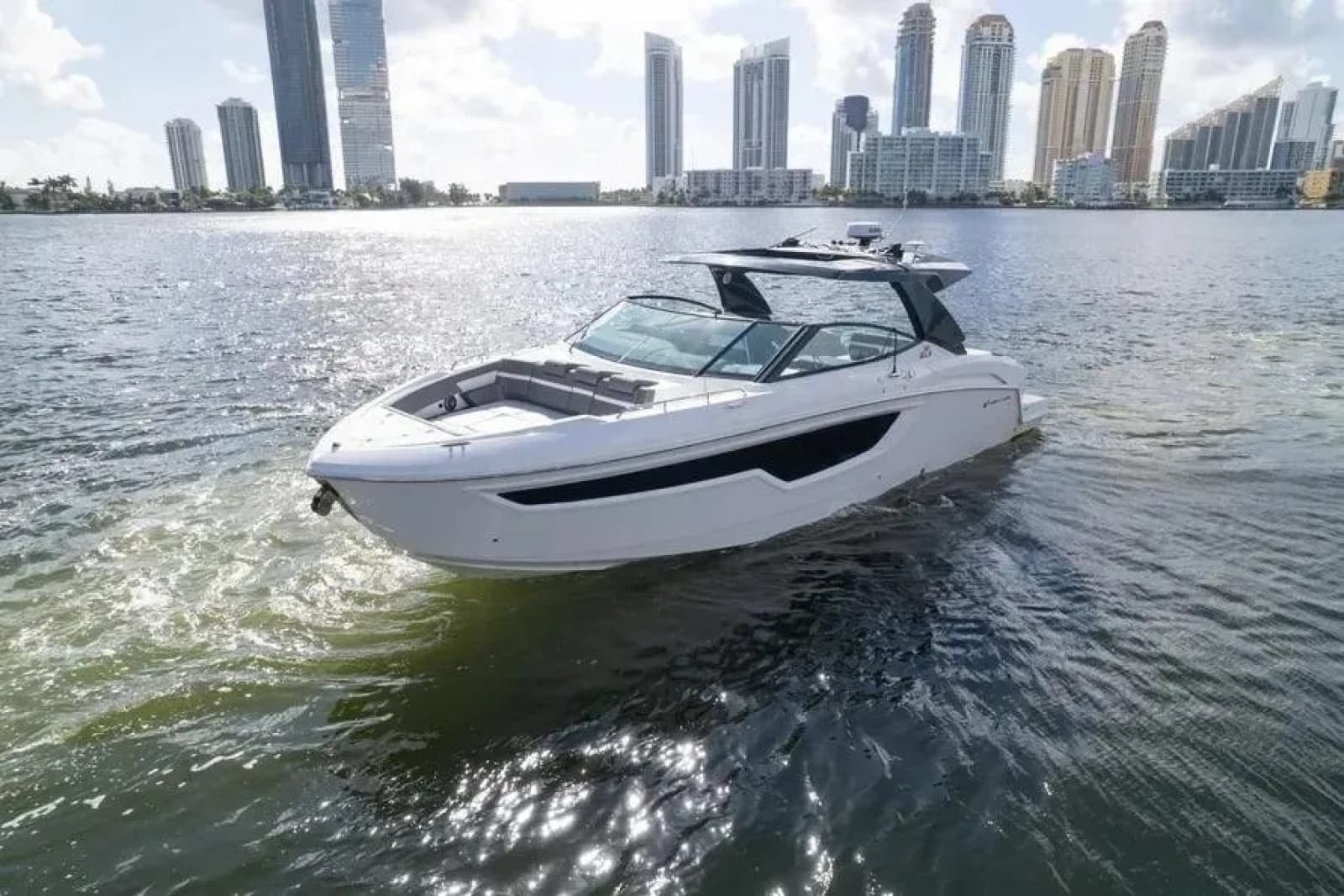 2021 Cruisers Yachts  - Photo 8
